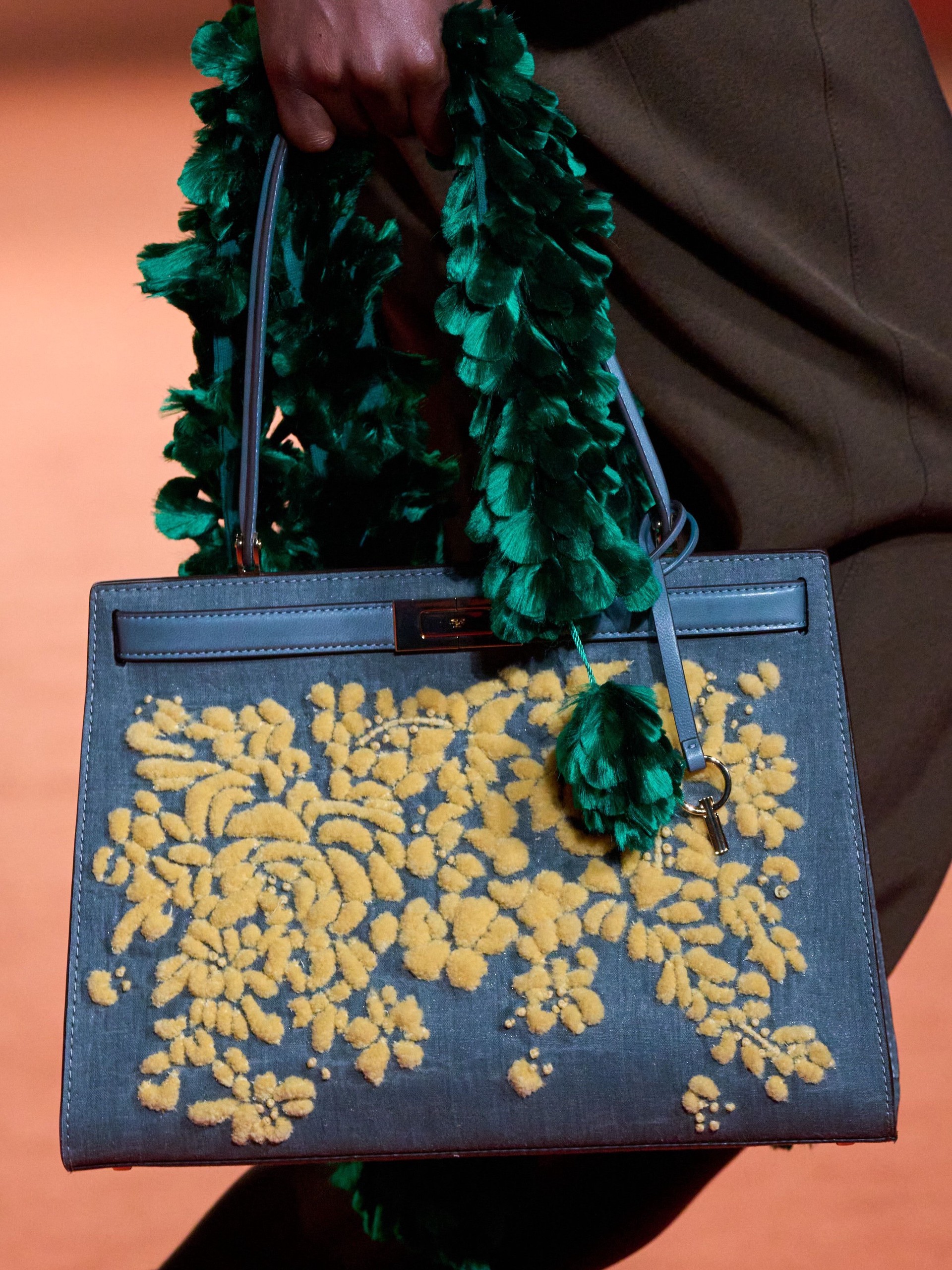 Hinh anh Tory Burch Xuân Hè 2027: lạc bước giữa vườn thơ 17