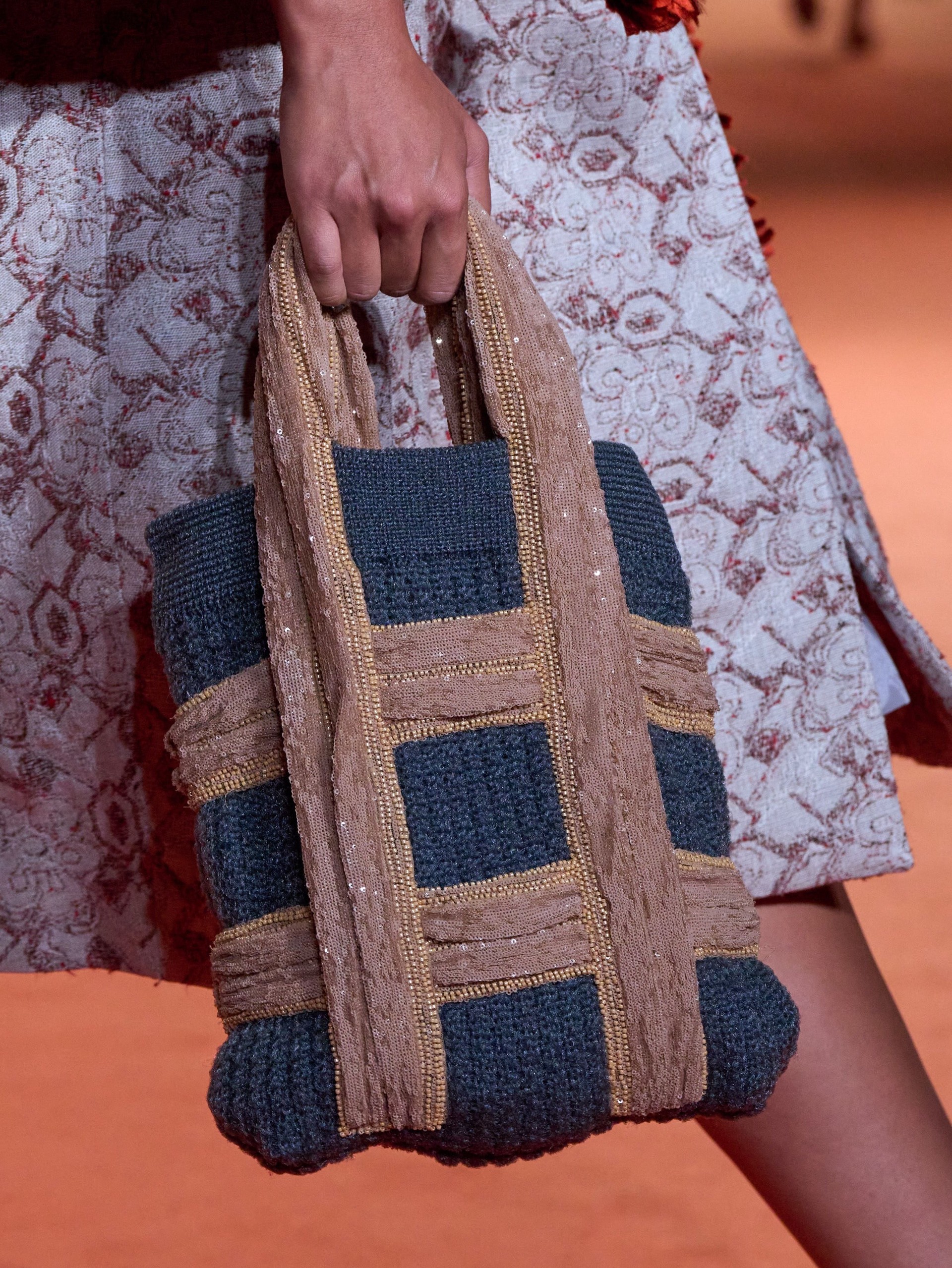 Hinh anh Tory Burch Xuân Hè 2027: lạc bước giữa vườn thơ 16