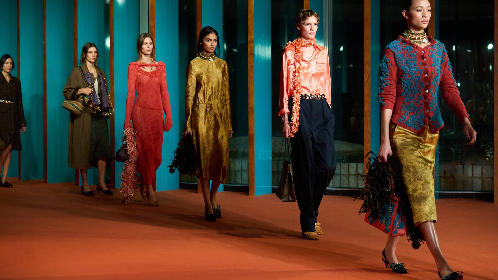 Tory Burch Xuân Hè 2027: lạc bước giữa vườn thơ