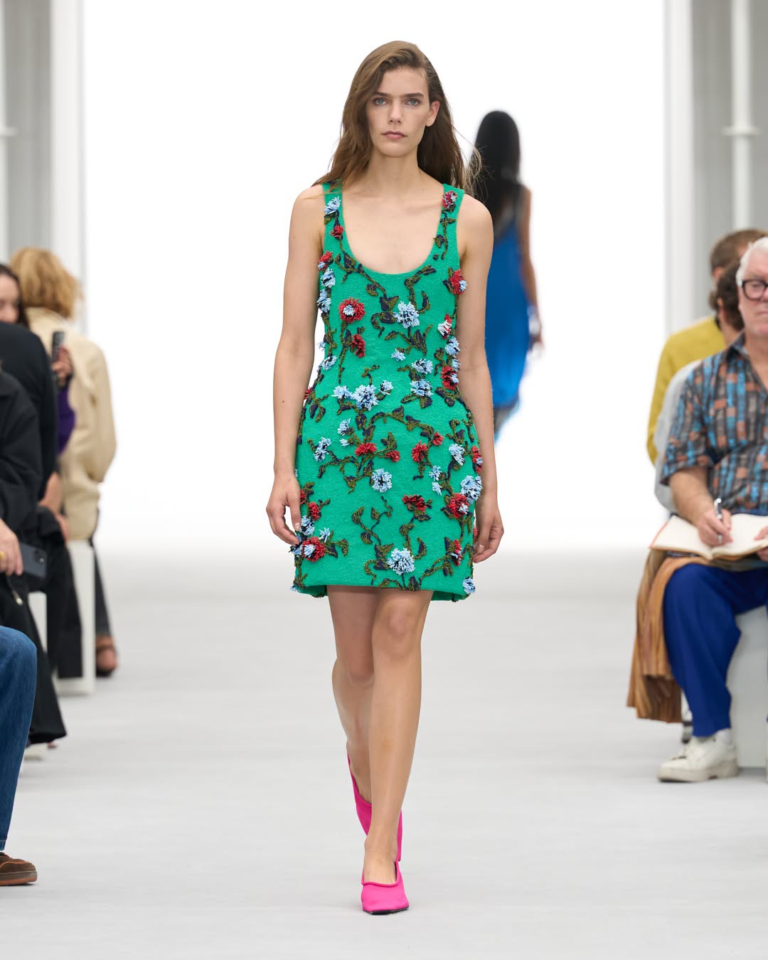 Hinh anh LOEWE Xuân Hè 2027: Giấc mộng mùa hè Tây Ban Nha của những tâm hồn Mỹ 17