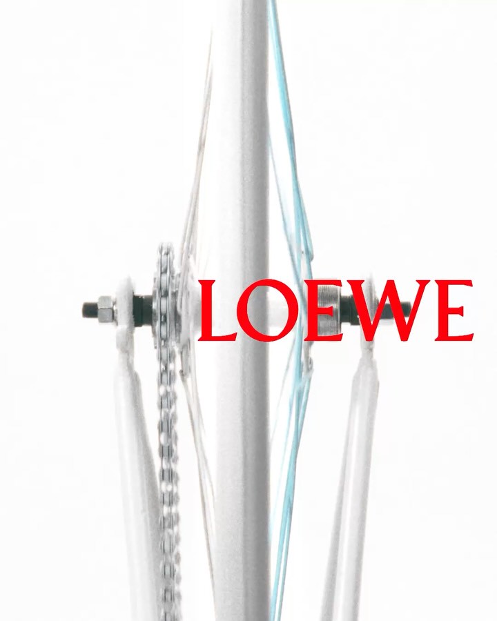 Hinh anh LOEWE Xuân Hè 2027: Giấc mộng mùa hè Tây Ban Nha của những tâm hồn Mỹ 5