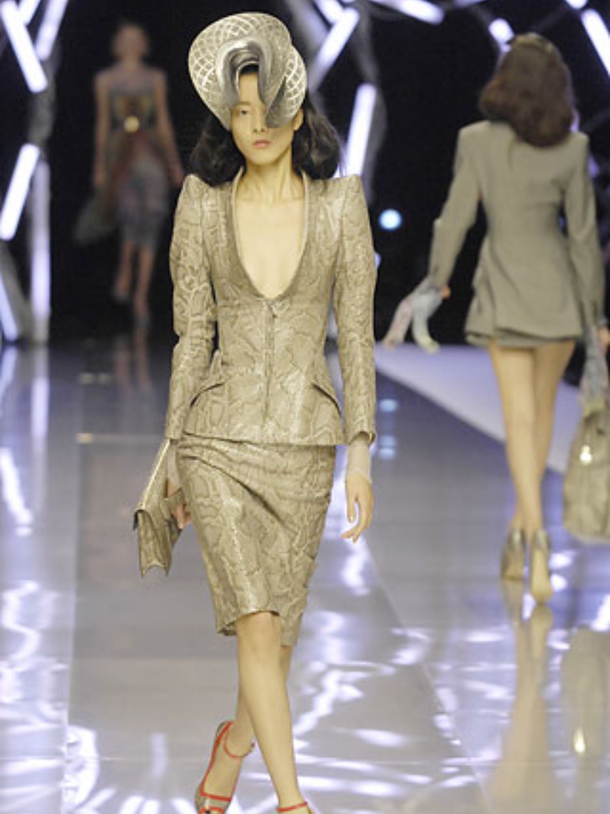 Hinh anh Alexander McQueen và Isabella Blow: Một mối duyên, những đường may dang dở 19