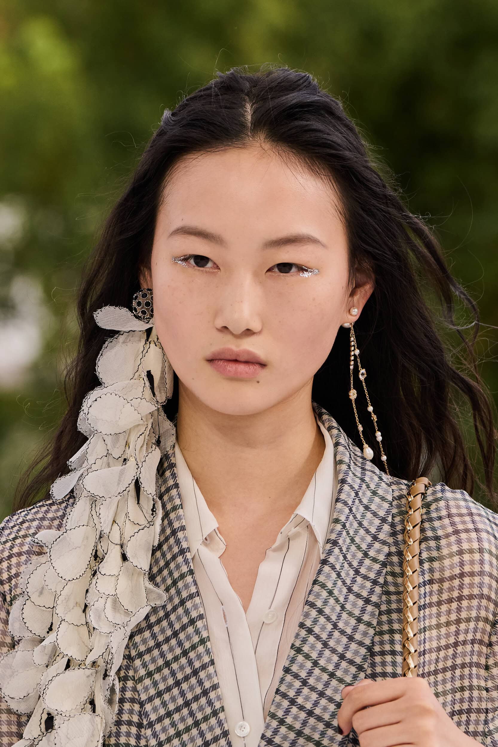 Hinh anh Phụ kiện Dior Xuân Hè 2027: Vườn địa đàng bên bờ vai và những bước chân thắt nơ 28