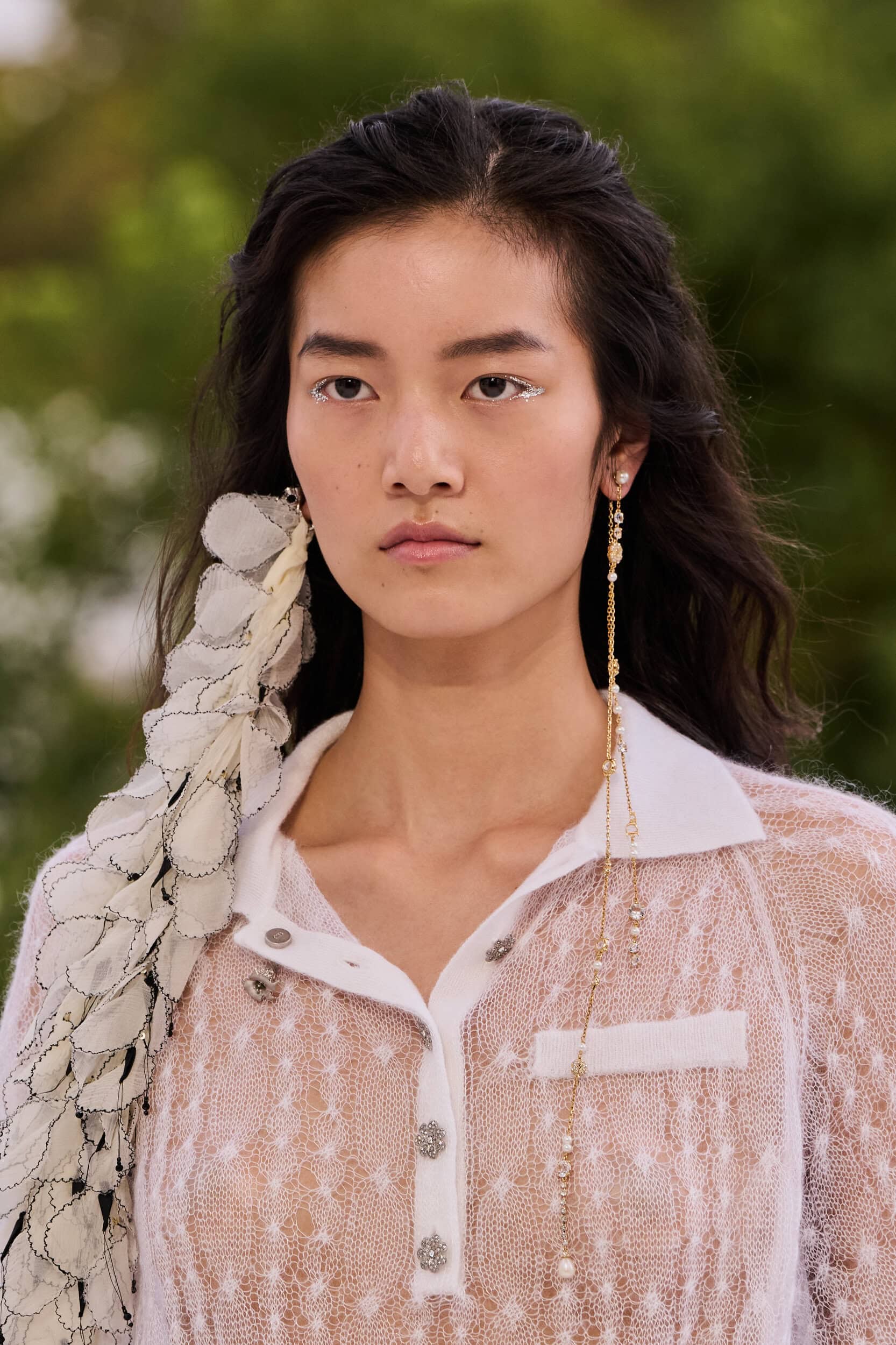 Hinh anh Phụ kiện Dior Xuân Hè 2027: Vườn địa đàng bên bờ vai và những bước chân thắt nơ 24