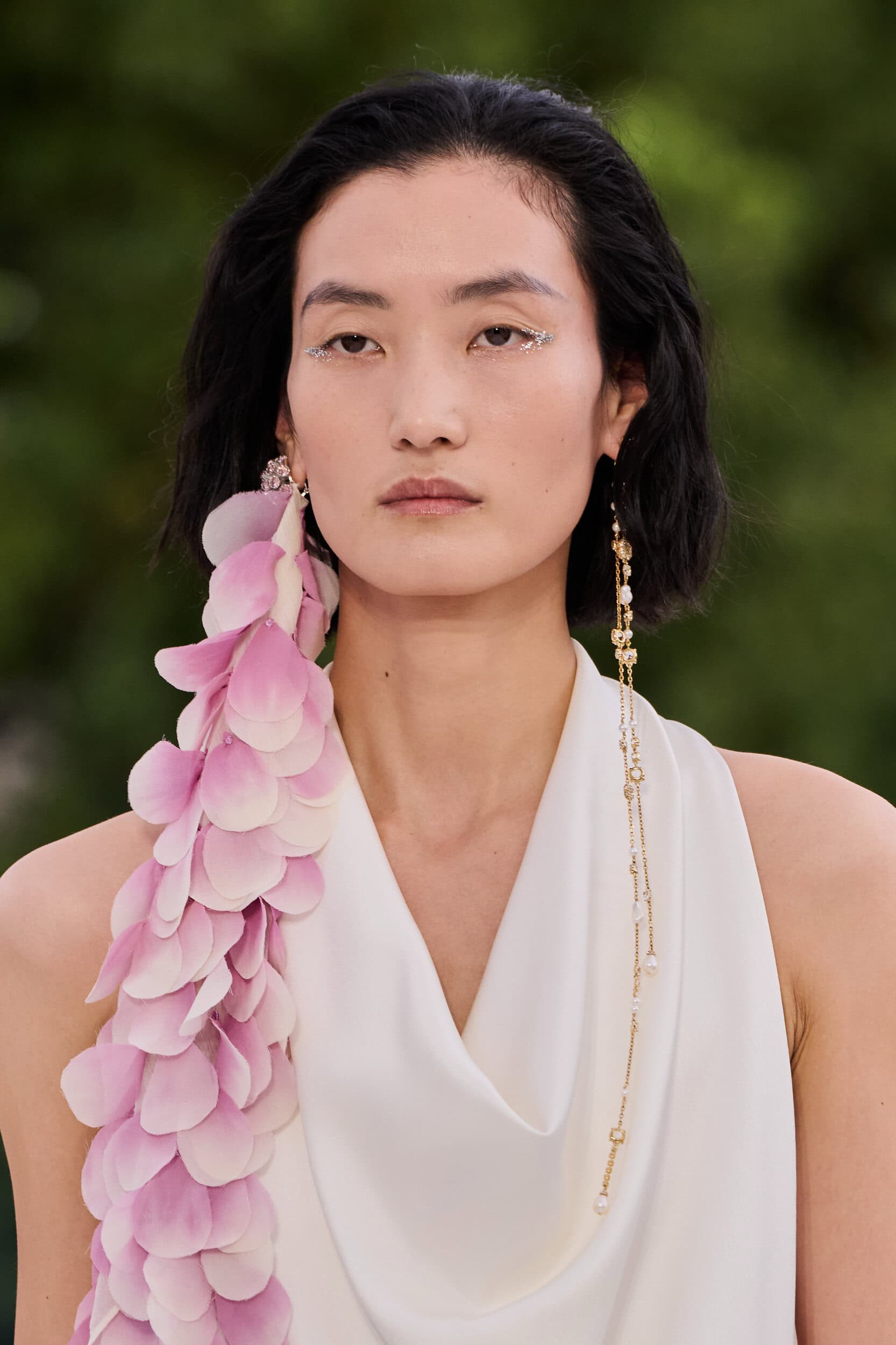Hinh anh Phụ kiện Dior Xuân Hè 2027: Vườn địa đàng bên bờ vai và những bước chân thắt nơ 32