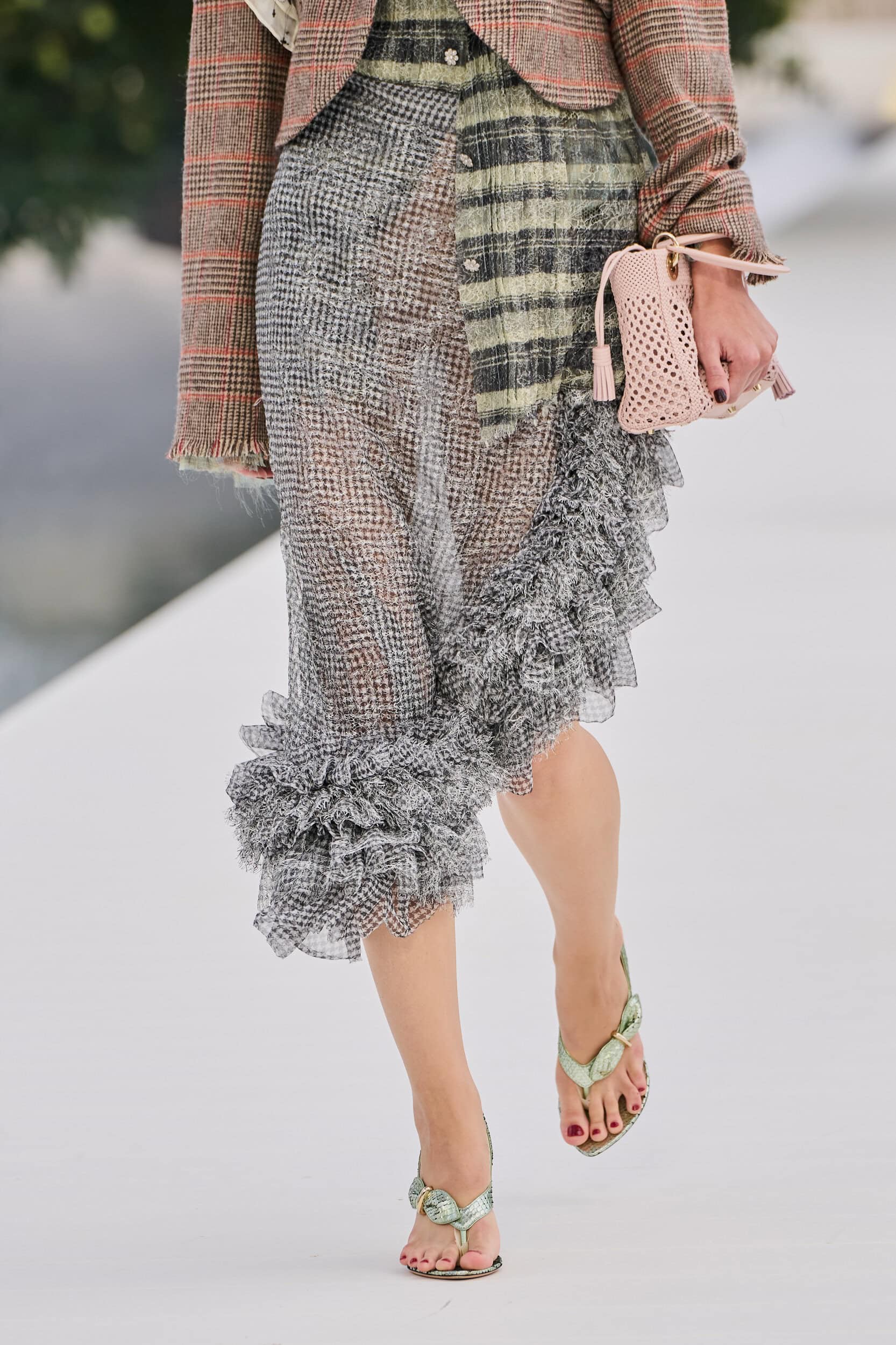 Hinh anh Phụ kiện Dior Xuân Hè 2027: Vườn địa đàng bên bờ vai và những bước chân thắt nơ 19