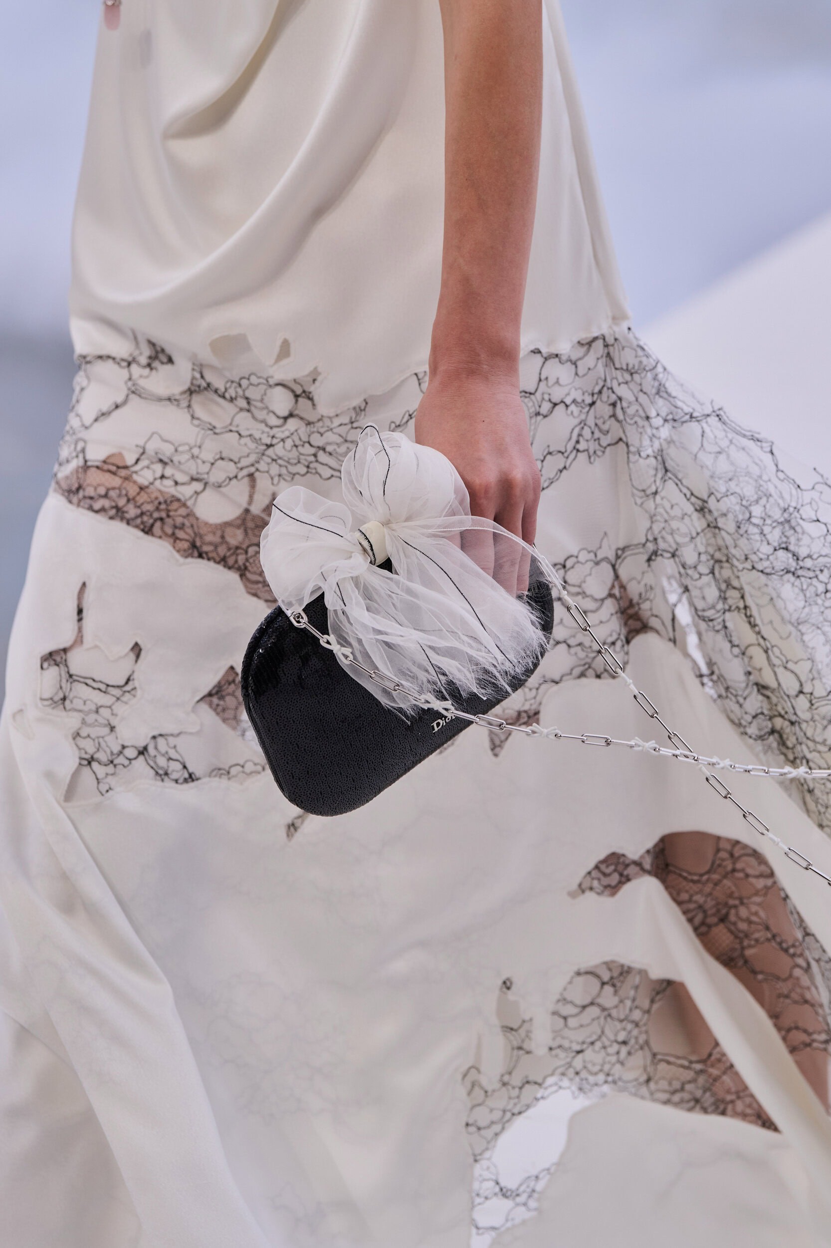 Hinh anh Phụ kiện Dior Xuân Hè 2027: Vườn địa đàng bên bờ vai và những bước chân thắt nơ 7
