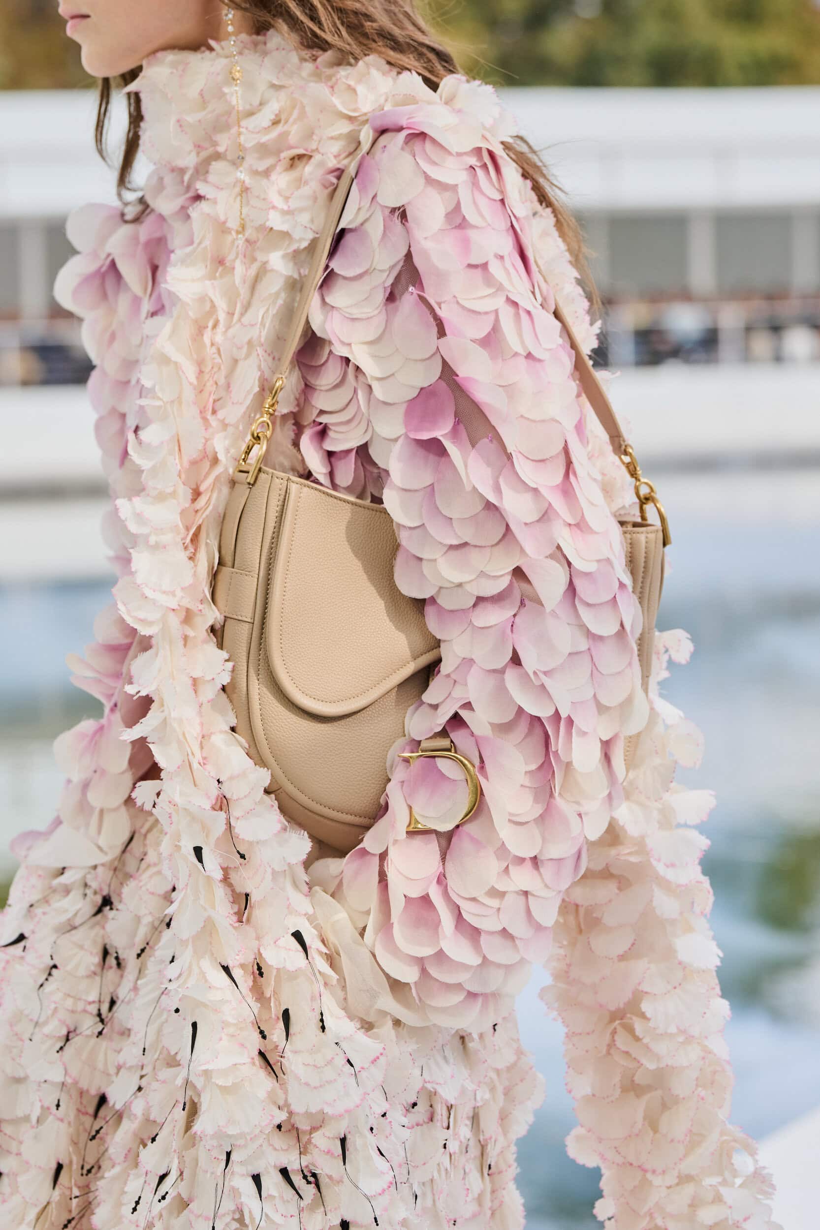 Hinh anh Phụ kiện Dior Xuân Hè 2027: Vườn địa đàng bên bờ vai và những bước chân thắt nơ 2