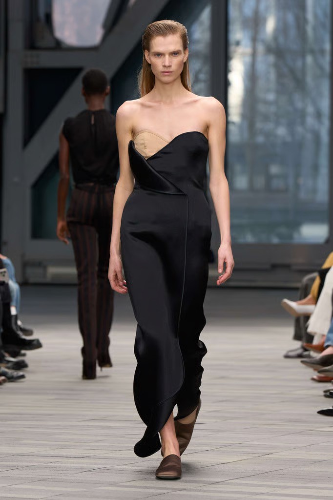 Hinh anh Chiếc ghế sáng tạo bỏ trống, Calvin Klein và Alexander McQueen loay hoay tìm lại đà tăng trưởng 9