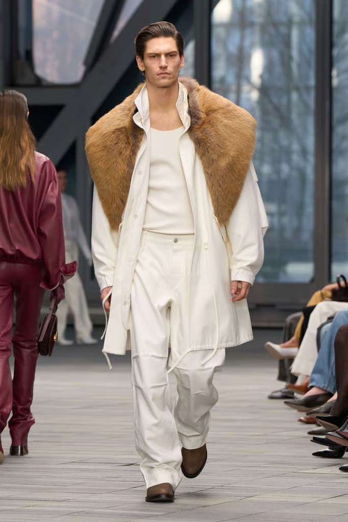 Hinh anh Chiếc ghế sáng tạo bỏ trống, Calvin Klein và Alexander McQueen loay hoay tìm lại đà tăng trưởng 11