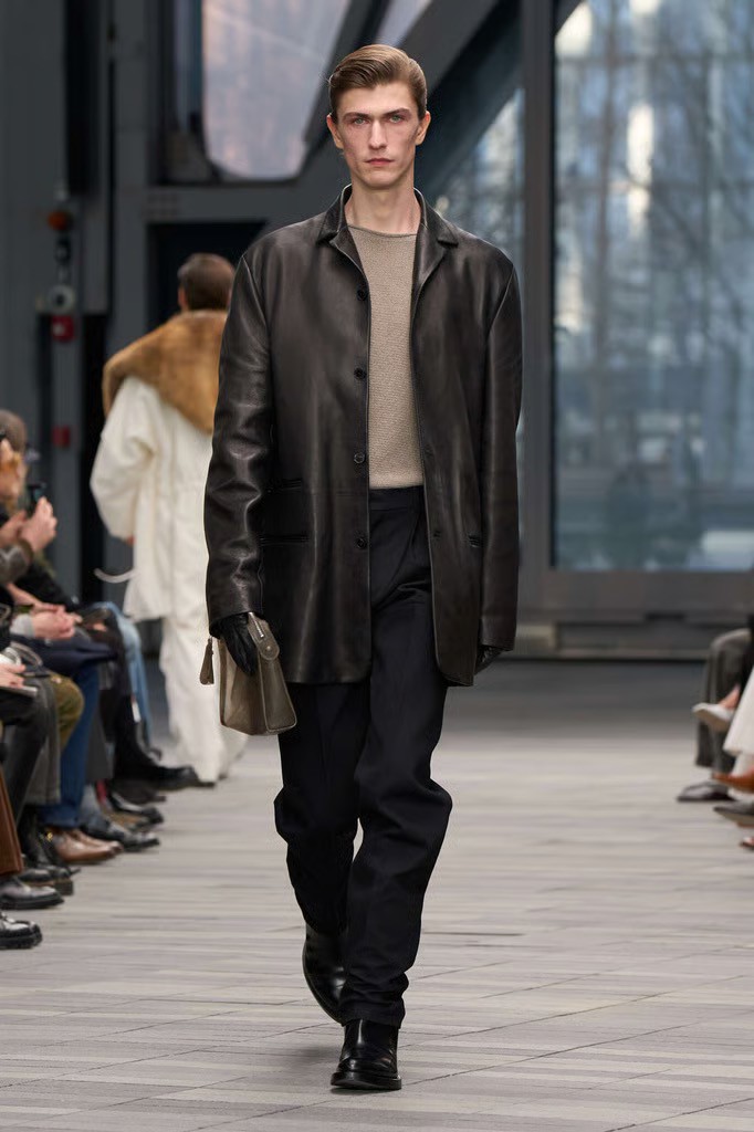 Hinh anh Chiếc ghế sáng tạo bỏ trống, Calvin Klein và Alexander McQueen loay hoay tìm lại đà tăng trưởng 10