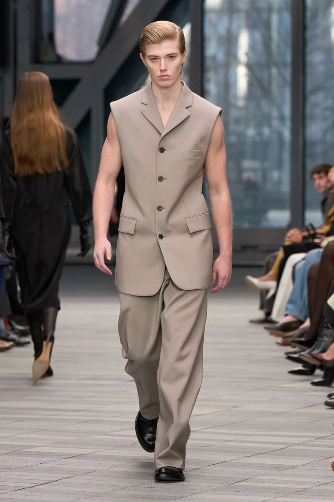 Hinh anh Chiếc ghế sáng tạo bỏ trống, Calvin Klein và Alexander McQueen loay hoay tìm lại đà tăng trưởng 12