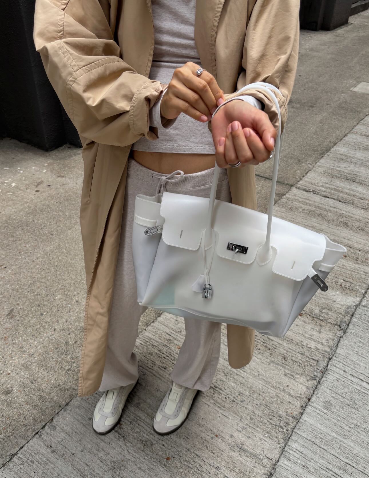Hinh anh Bất chấp ngày mưa, xuống phố cùng jelly bag 17