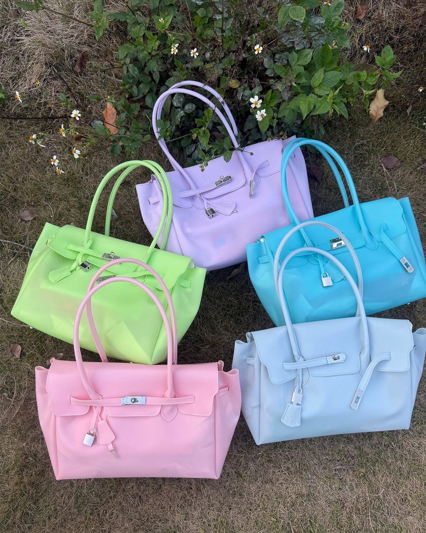 Hinh anh Bất chấp ngày mưa, xuống phố cùng jelly bag 11