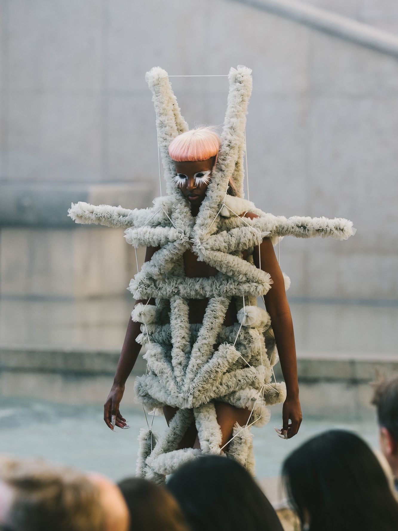 Hinh anh Paris Fashion Week: Những thế giới khác lạ trên sàn diễn thời trang 1