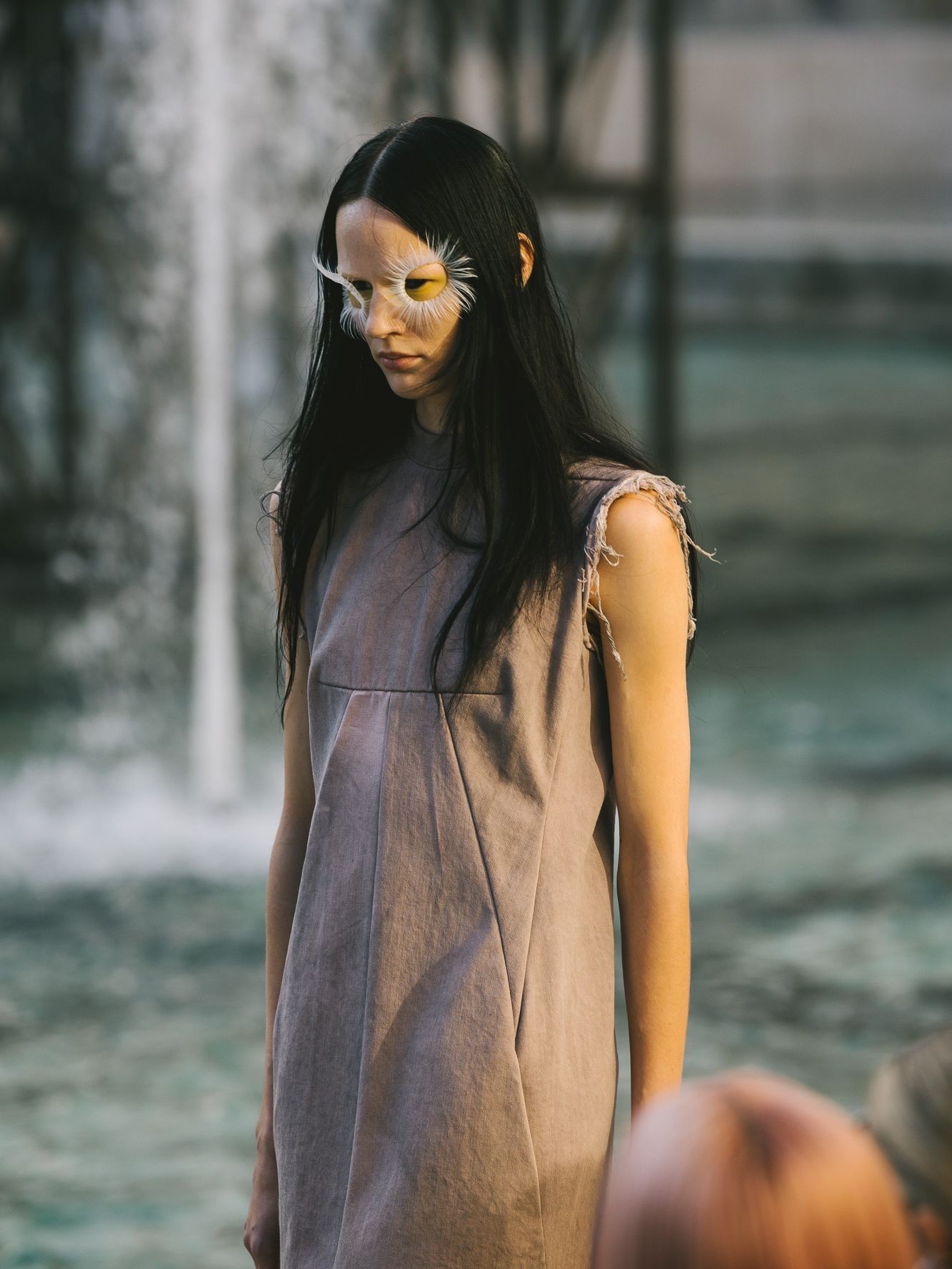 Hinh anh Paris Fashion Week: Những thế giới khác lạ trên sàn diễn thời trang 3