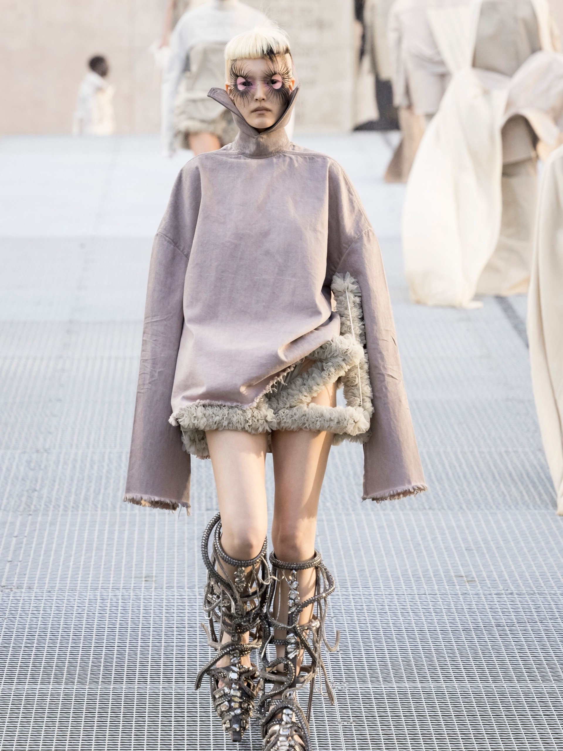 Hinh anh Paris Fashion Week: Những thế giới khác lạ trên sàn diễn thời trang 4