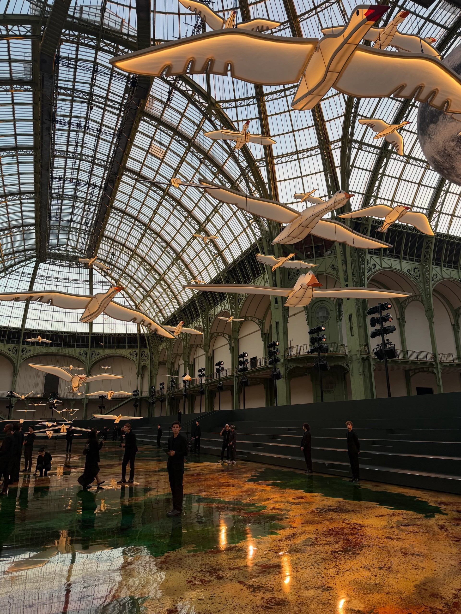 Hinh anh Sàn diễn Paris Fashion Week - Nơi bắt đầu kể câu chuyện thời trang 2
