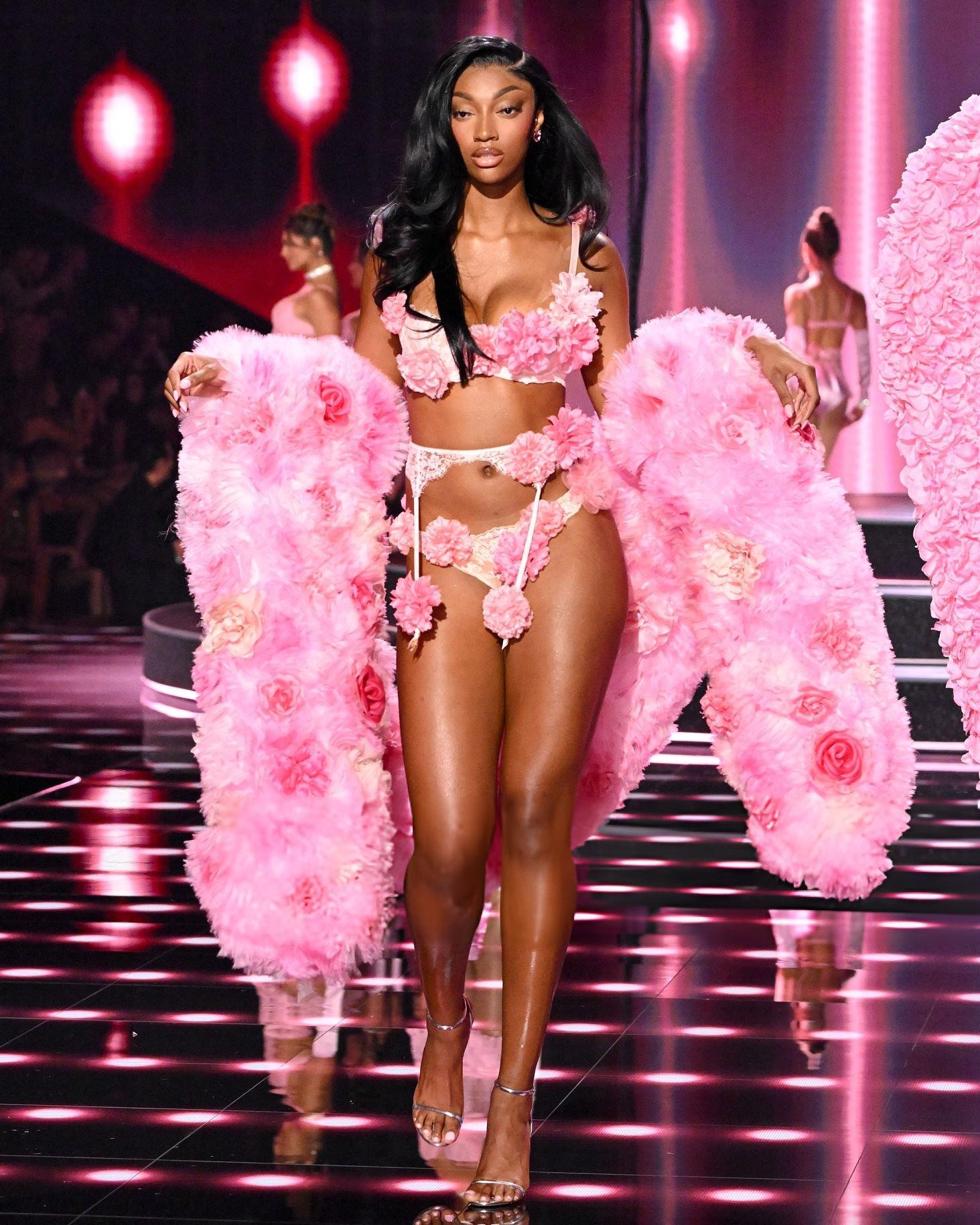 Hinh anh Vì sao các cô gái vẫn không thể rời mắt khỏi Victoria’s Secret Fashion Show? 1