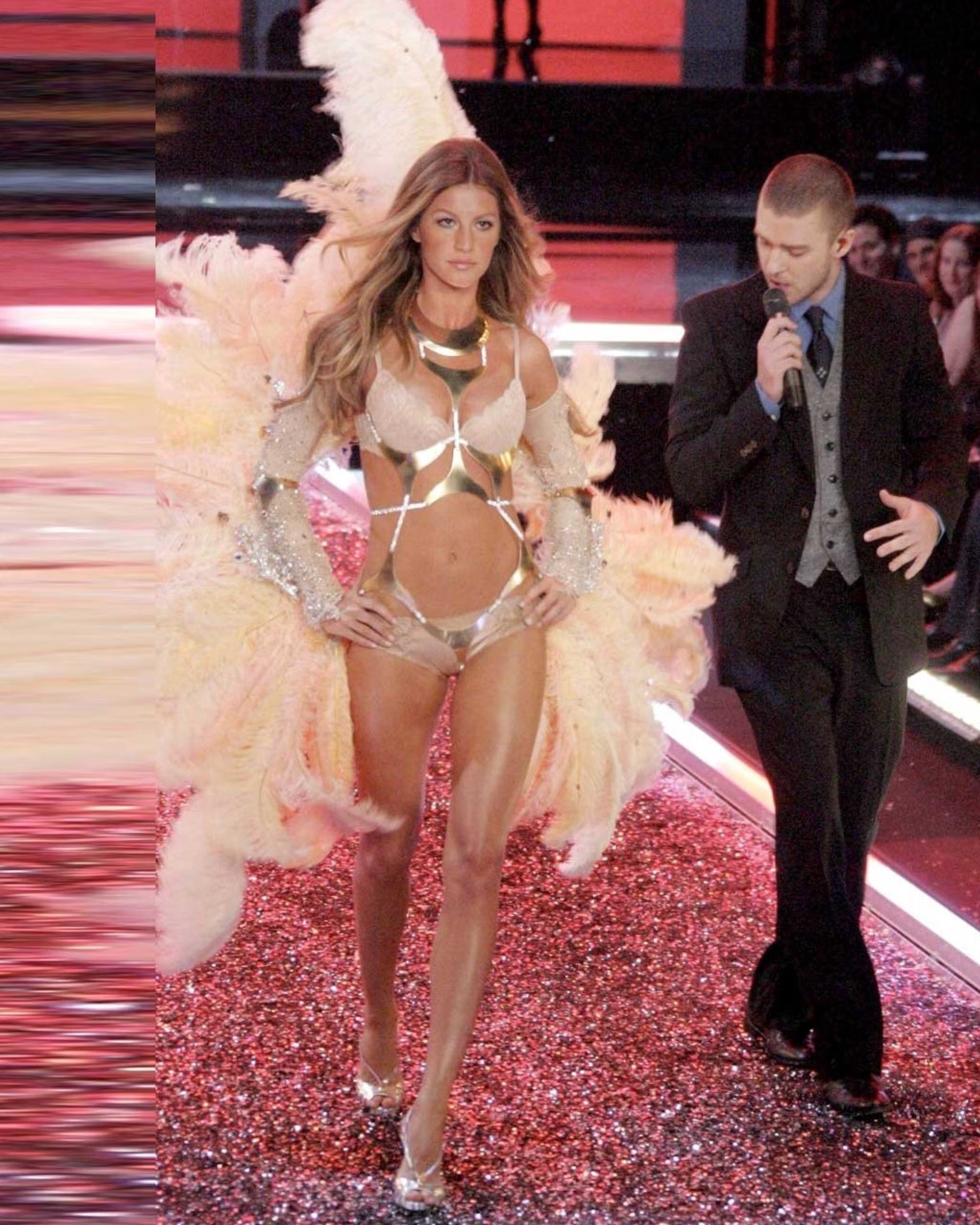 Hinh anh Vì sao các cô gái vẫn không thể rời mắt khỏi Victoria’s Secret Fashion Show? 22