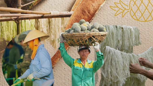 Mặc “Thơm”: Cú bắt tay của những người Việt để tận dụng chất liệu bản địa