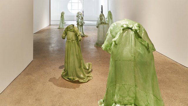 Ghost Dresses: Những chiếc váy "ma" chất vấn về sự hữu hạn của loài người