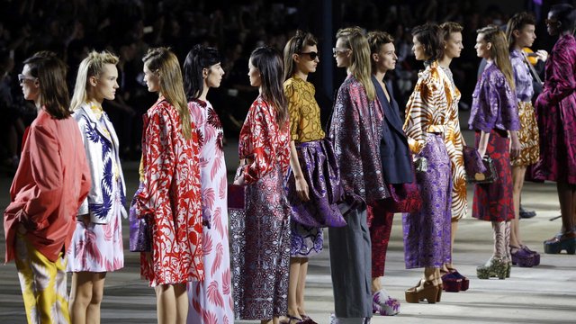 4 khoảnh khắc vĩ đại trong sự nghiệp thay đổi ngành thời trang của Dries Van Noten