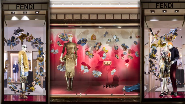 Đôi cánh Falena dẫn lối vào thế giới lễ hội của FENDI