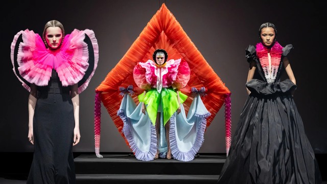 Viktor & Rolf Couture SS26: Một màn trình diễn kịch tính