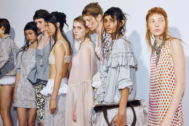 Hot Mess: Xu hướng "lộn xộn nóng bỏng" lên ngôi