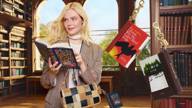 “Book bag charm” của Coach: Không chỉ là quyển sách tí hon treo được