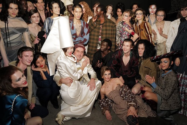 Vivienne Westwood Thu Đông 2026: Andreas Kronthaler vén màn sân khấu kịch nghệ