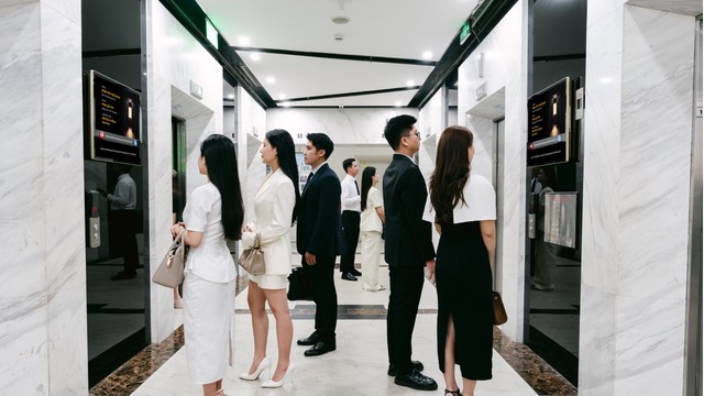 Ai cũng nói là nhìn thấy trong thang máy
