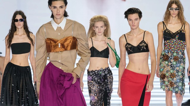 Prada Xuân Hè 2027: Khi thế giới chỉ còn lại những chiếc váy
