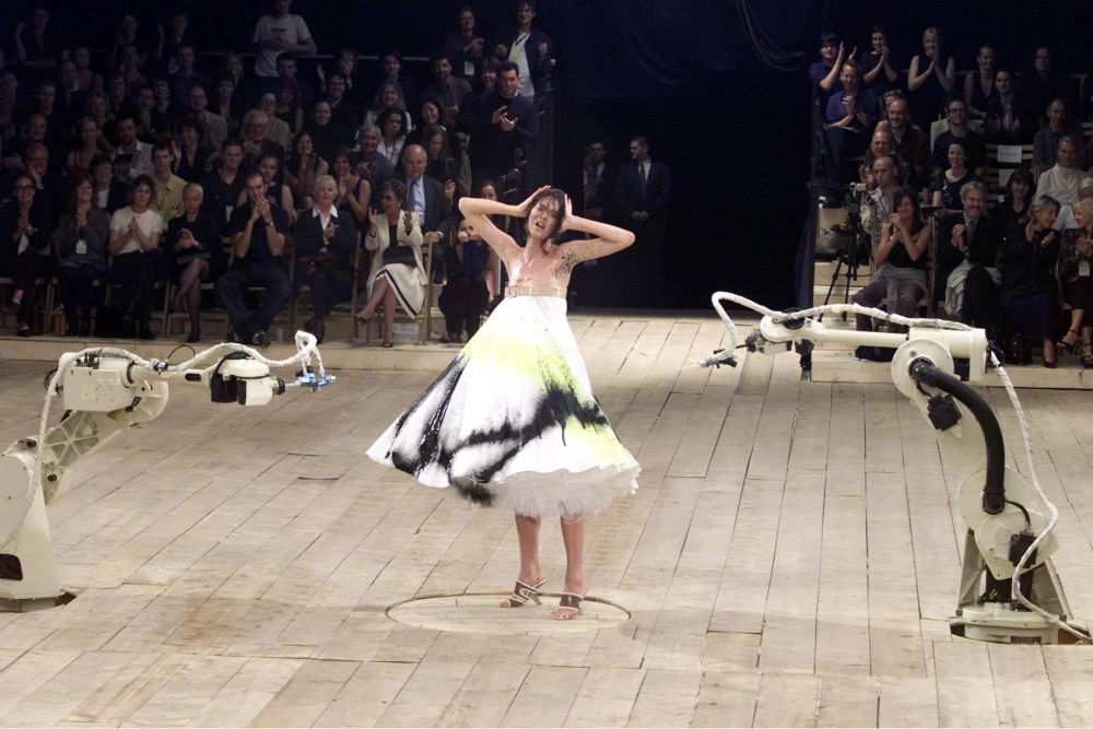 Alexander McQueen S/S 99 No.13: "Show diễn duy nhất thật sự khiến tôi khóc"