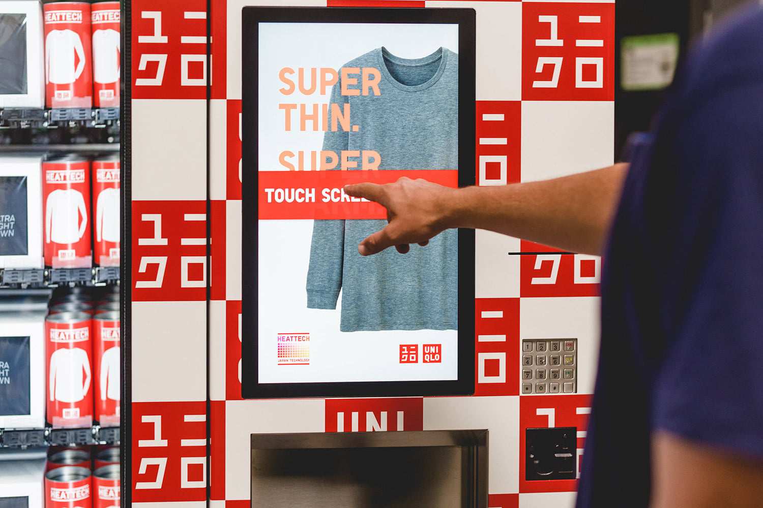 Uniqlo tung ra máy bán hàng tự động tại các sân bay Mỹ