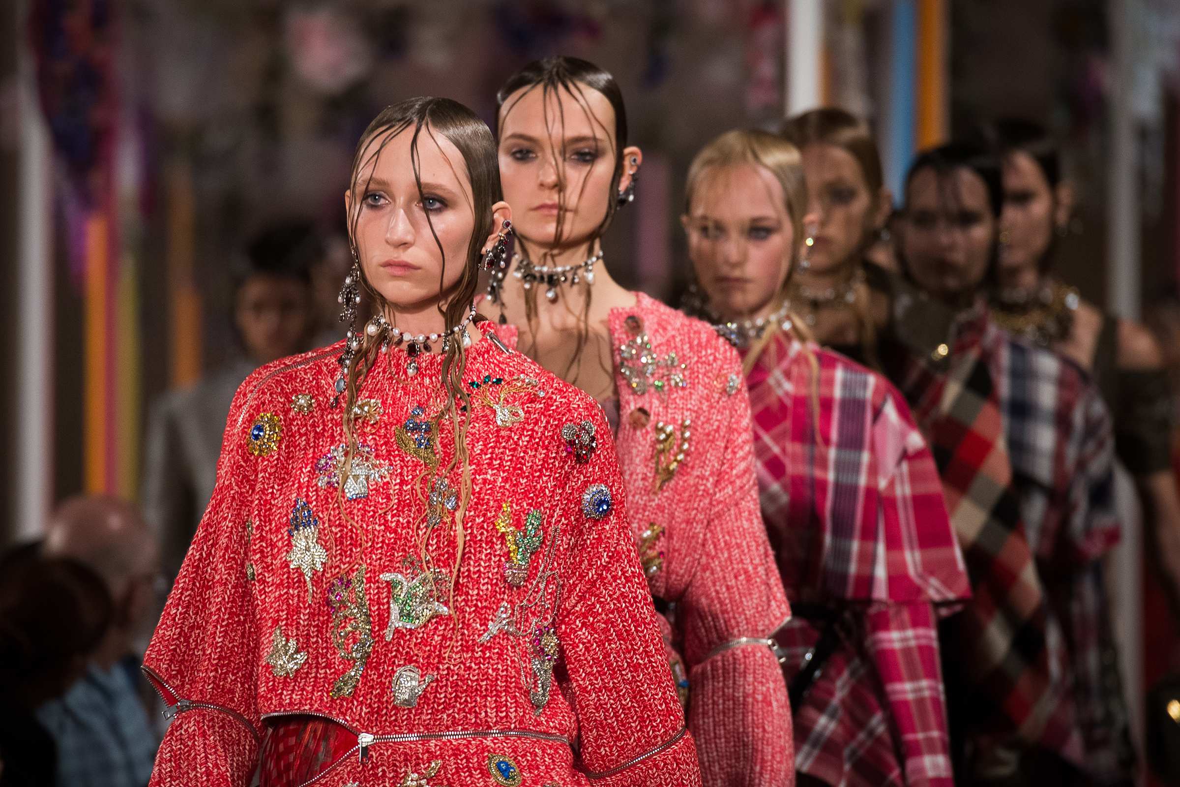 Alexander McQueen SS 2018: Nét đẹp loài hoa xứ sở sương mù