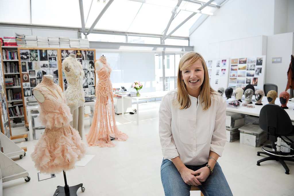 Sarah Burton: “Alexander McQueen là một hoạ sĩ với những đường vẽ khổng lồ, còn tôi chỉ là những nét vẽ nhỏ xinh”