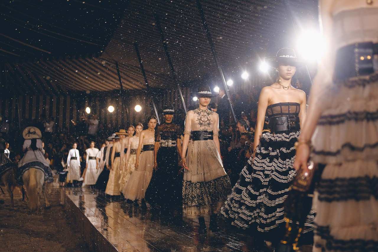 Dior Cruise 2019: Những nàng thơ “khiêu vũ” trên lưng ngựa