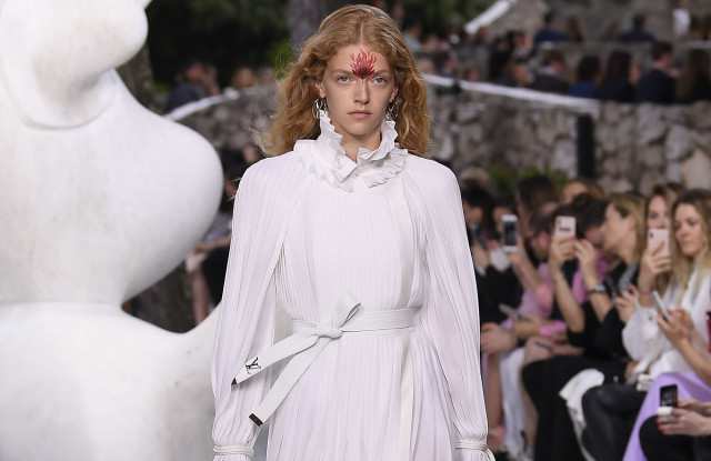 Louis Vuitton Cruise 2019: Lập dị và nghệ thuật trừu tượng