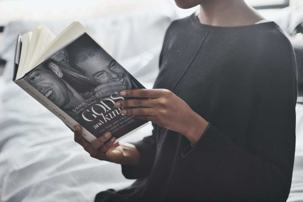 “Gods and Kings: The Rise and Fall of Alexander McQueen and John Galliano”: mở đầu và kết thúc bằng bi kịch!