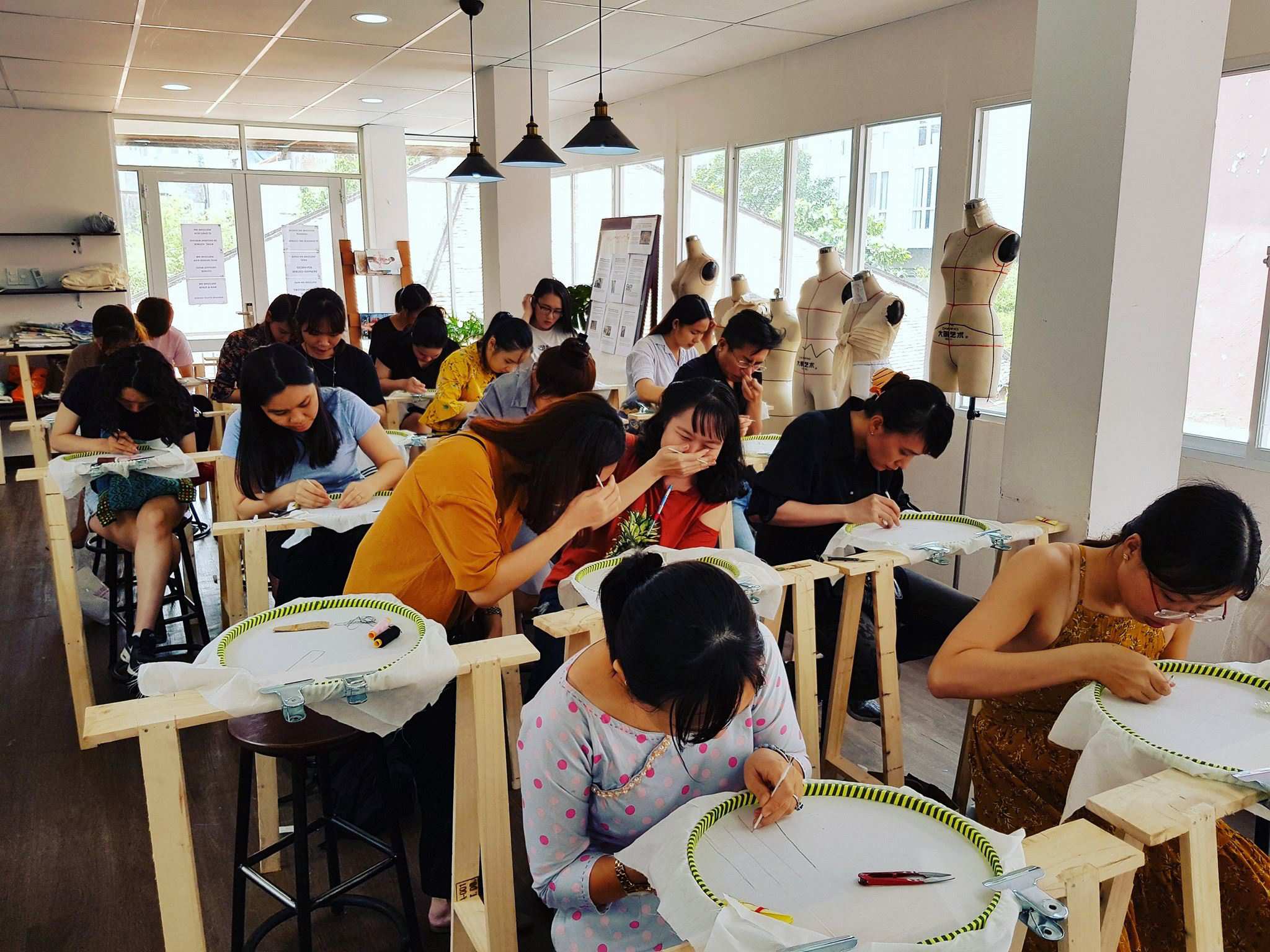 Khi người trẻ rủ nhau đi học Nghệ thuật thêu tambour Ấn Độ - Tambour Embroidery Art