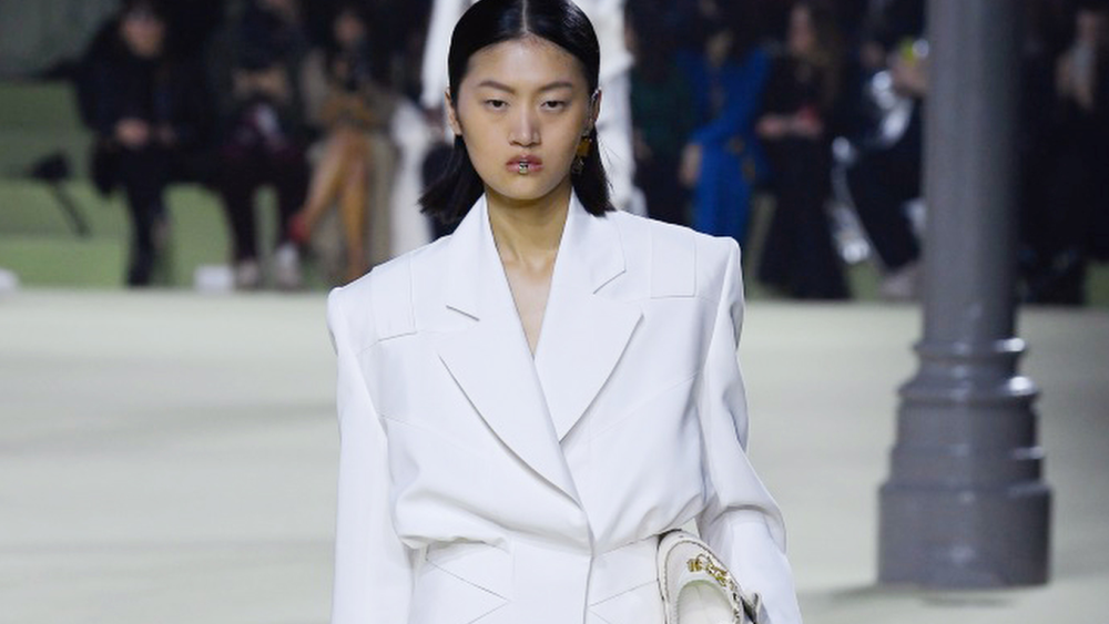 Power dressing - Tự do hơn, nữ tính hơn và không cần tuân theo quy tắc