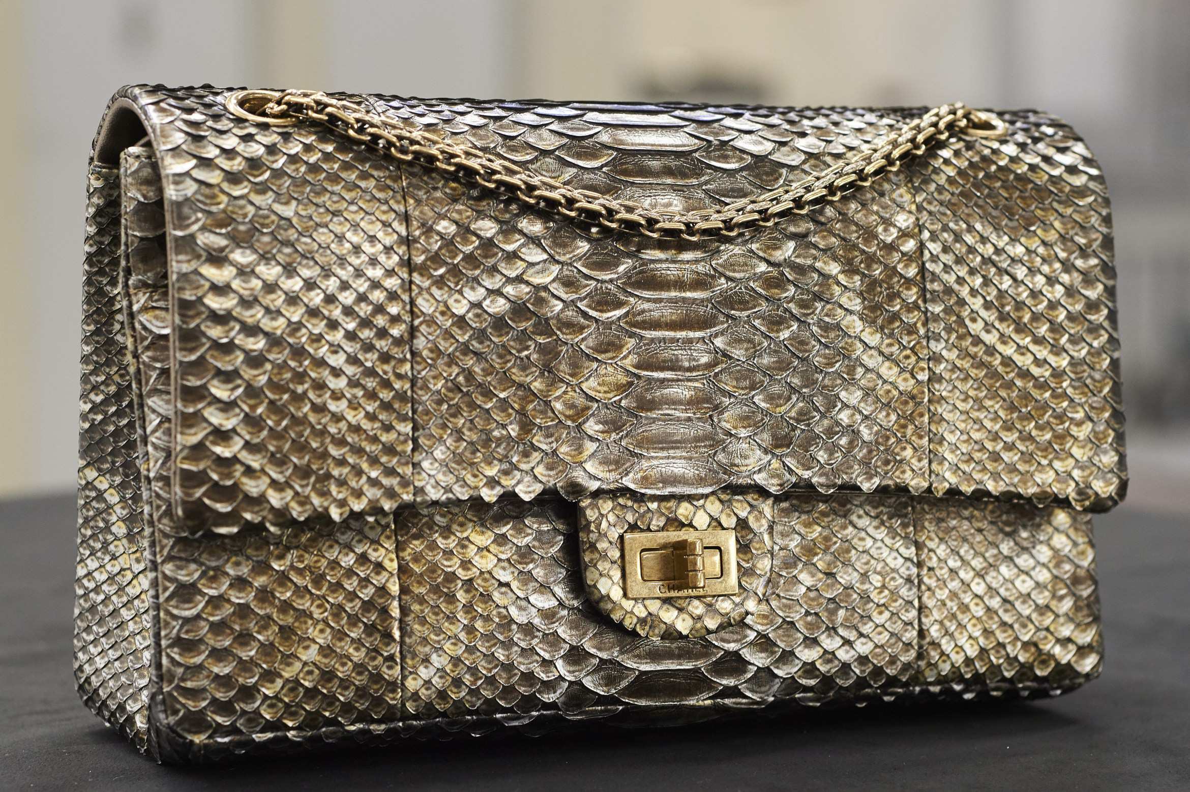 Từ nay sẽ không còn những chiếc túi da bò sát được sản xuất từ Chanel