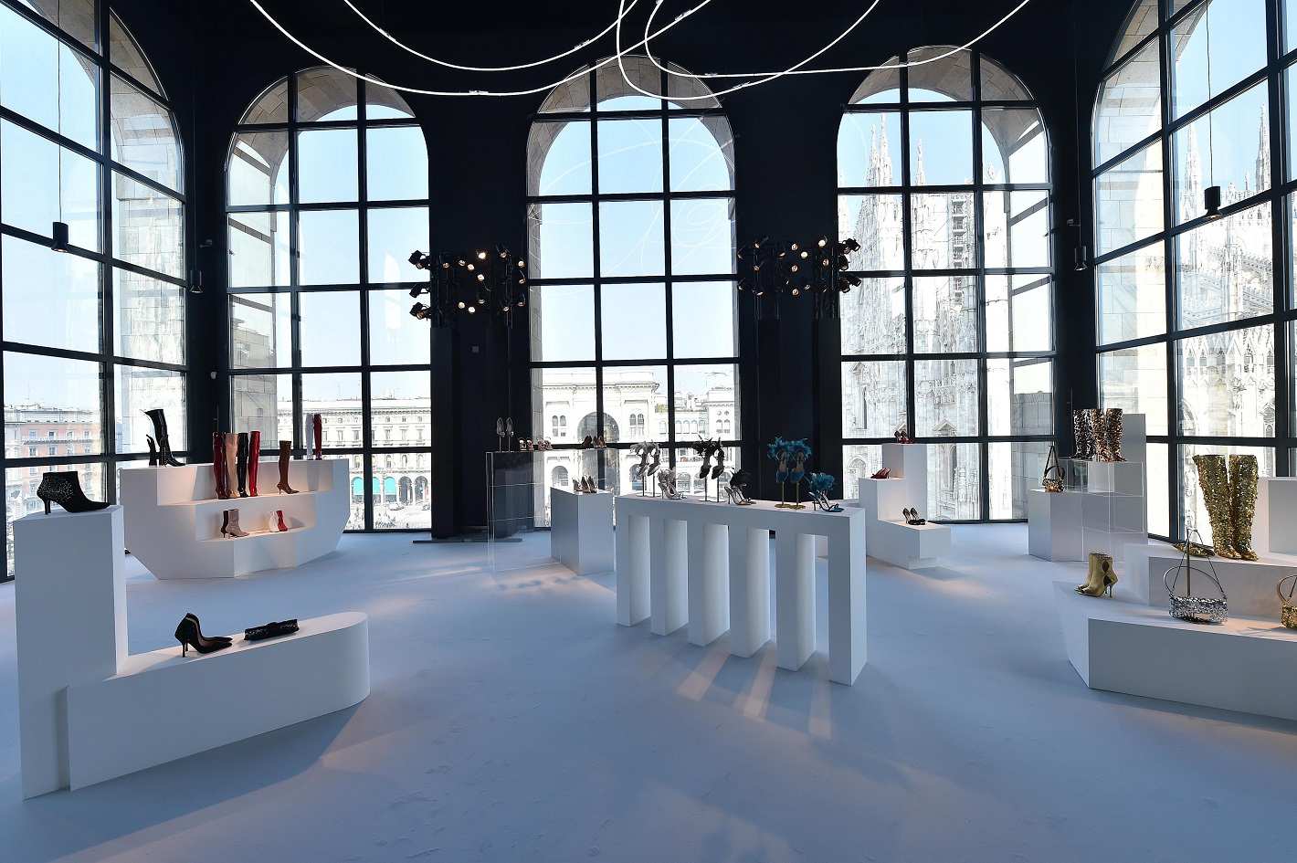 Stuart Weitzman lần đầu tiên ra mắt tại Milan Fashion Week với BST Thu 2019 mang tính vị lai