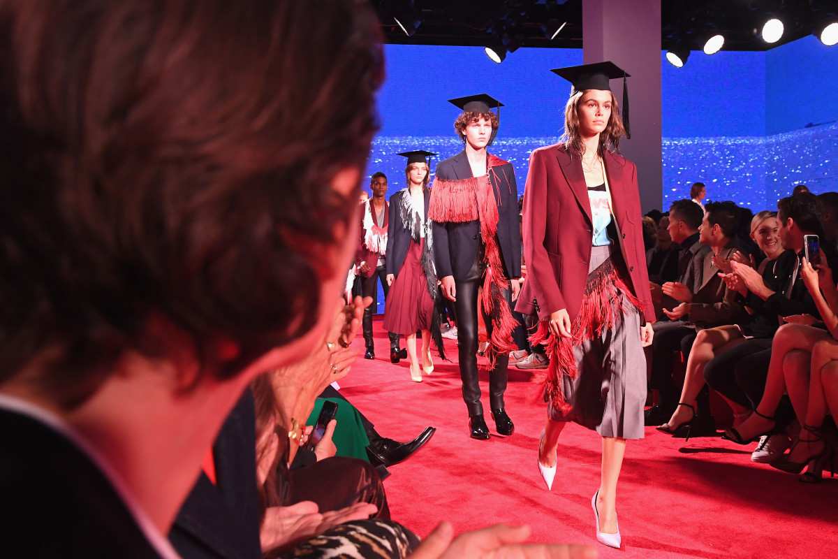 Chấm dứt dòng sản phẩm của Raf Simons, Calvin Klein tìm lối đi mới