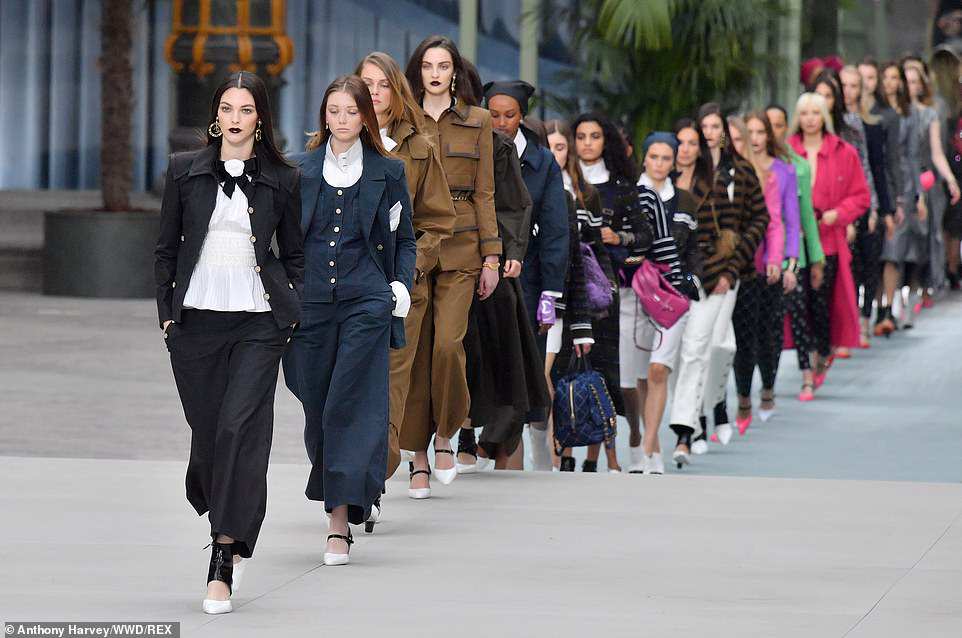 Chanel Cruise 2020: Con tàu định mệnh của Chanel không ngừng tiến về phía trước