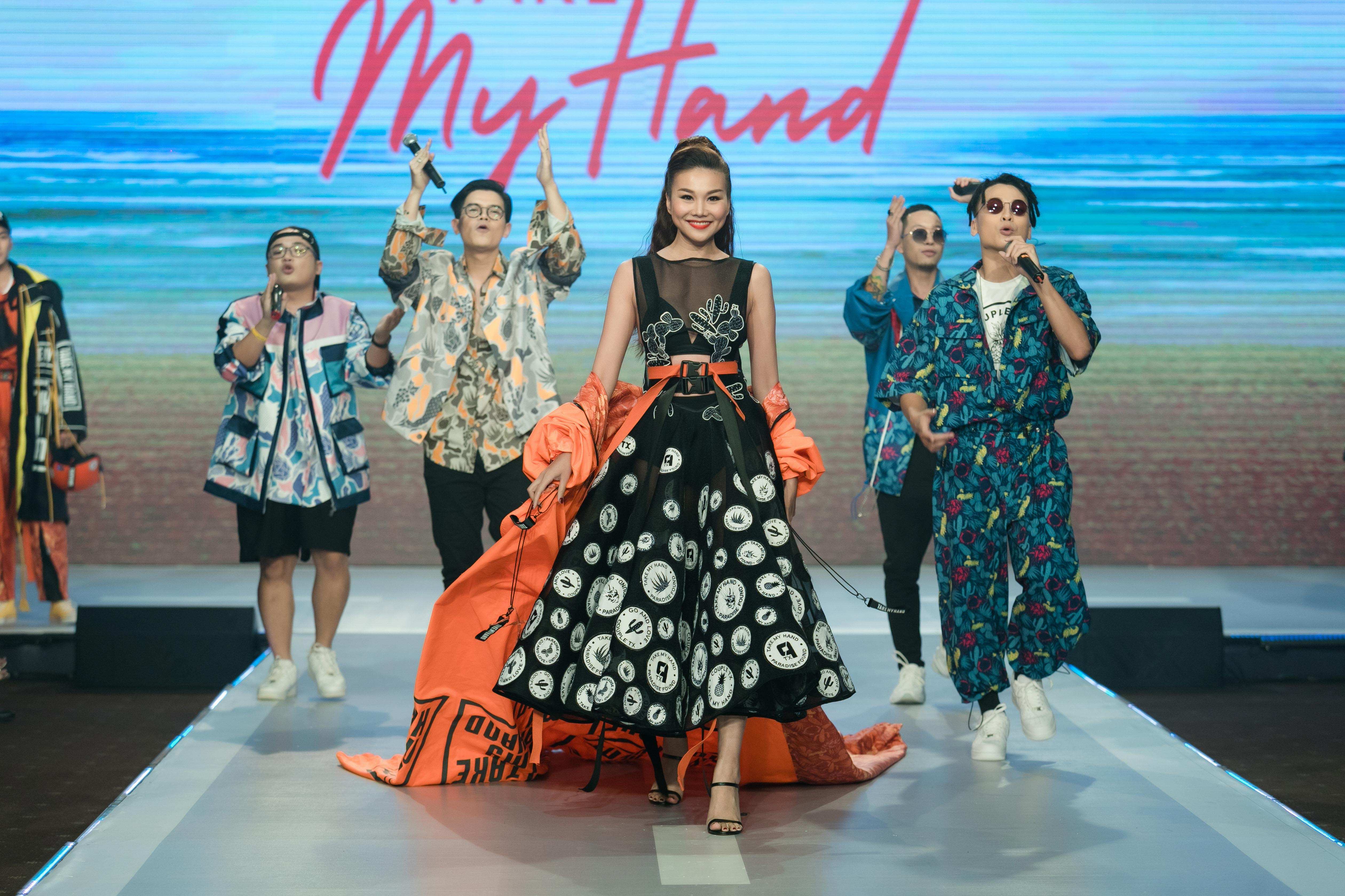[Local Pride] Couple TX kỉ niệm 10 năm với Fashion show: Đi và yêu của giới trẻ