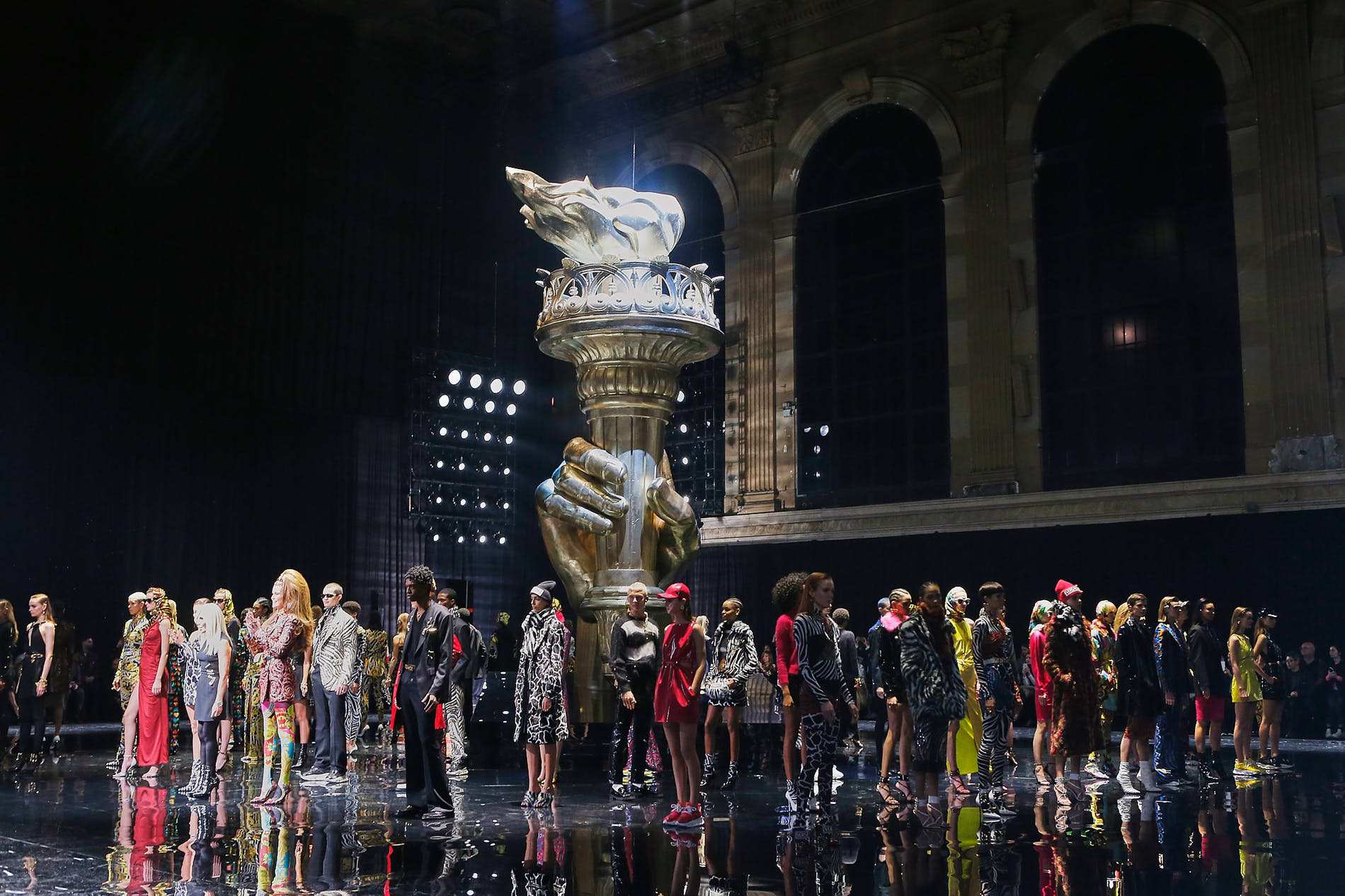 Versace Pre-Fall 2019: Hiện thân giữa lòng New York