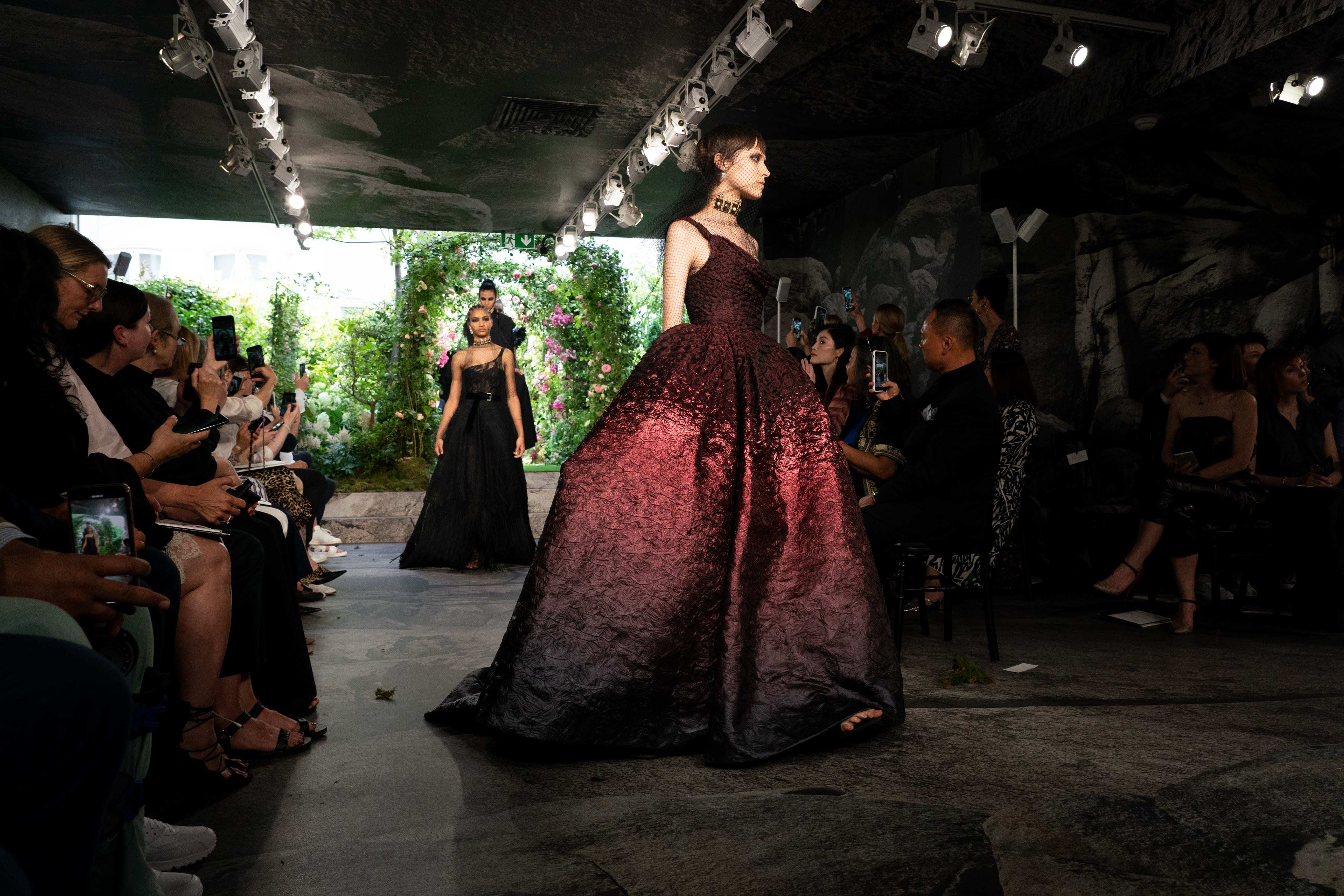 Giải mã màu đen trong BST Dior Haute Couture Thu Đông 2019